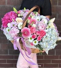 Композиция солнечный день в Мигулинской Цветочная композиция из Розы, Хризантемы, Пионы и Лизиантусы в корзине в Мигулинской